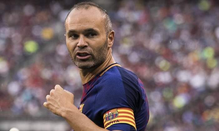 Iniesta-puno-brazalete-capitan-2017-efe.jpg