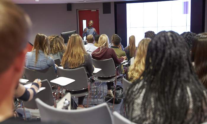 jovenes-universitarios-en-clase.jpg