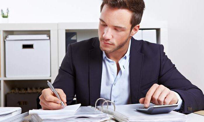 administracion-trabajador-calculadora-archivador-770-dreamstime.jpg