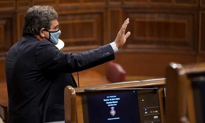 Escriva-mano-mascarilla-congreso.jpg