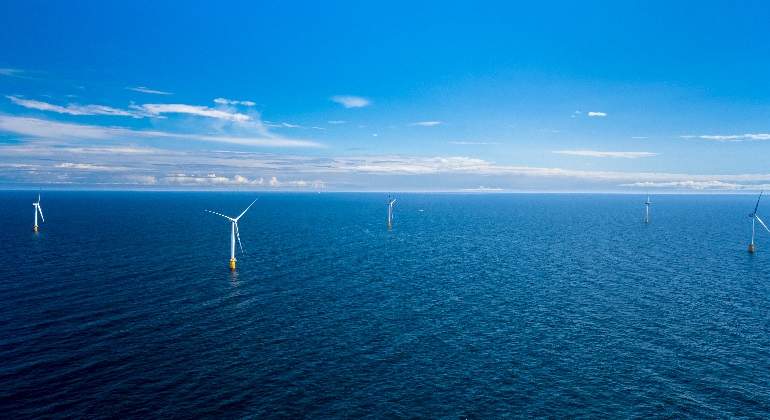 siemens-gamesa-offshore-aerogeneradores-mar-cielo-azul-eolica-marina-770x420.jpg