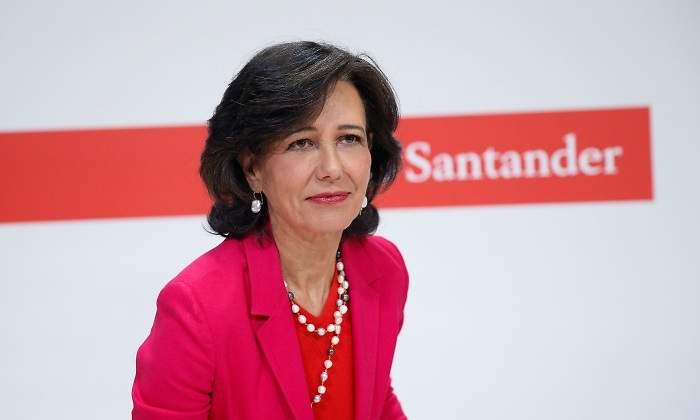 ana-botin-sentandose.jpg