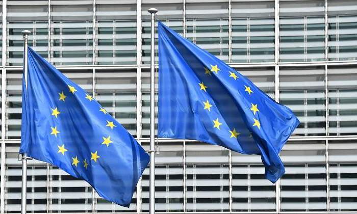 banderas-union-europea-bloomberg.jpg