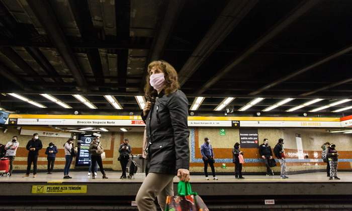 Una mujer con mascarilla en el metro de Chile