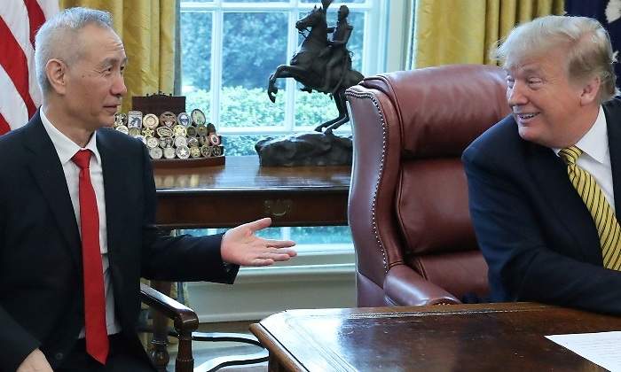 liu-he-donald-trump-china-eeuu-principio-acuerdo-comercial-despacho-oval-11octubre2019-reuters-770x420.jpg