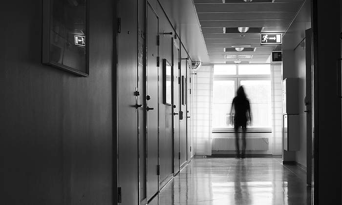 Silueta-oscura-al-final-de-un-pasillo-iStock.jpg