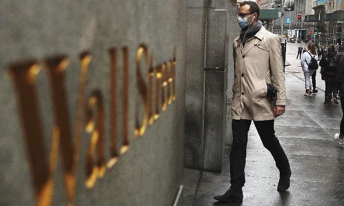 wall-street-cartel-hombre-mascarilla-reuters-770x420.jpg