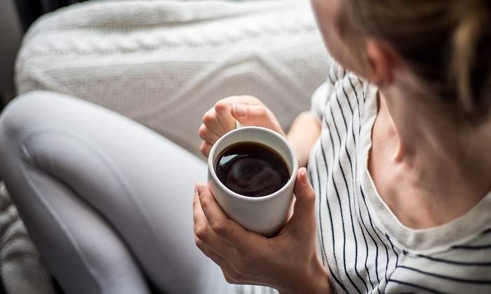 Tomando-una-taza-de-cafe-iStock.jpg