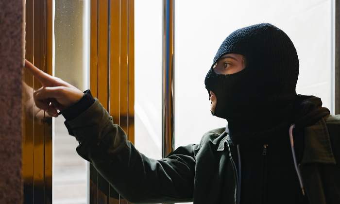 llamada-timbre-denuncia-policia-oferta-luz-gas-istock.jpg