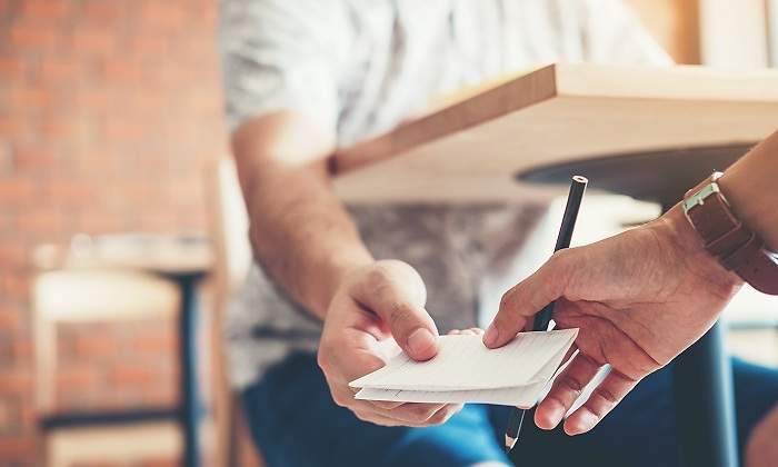 Copiar-examen-estudiantes-mesa-iStock.jpg
