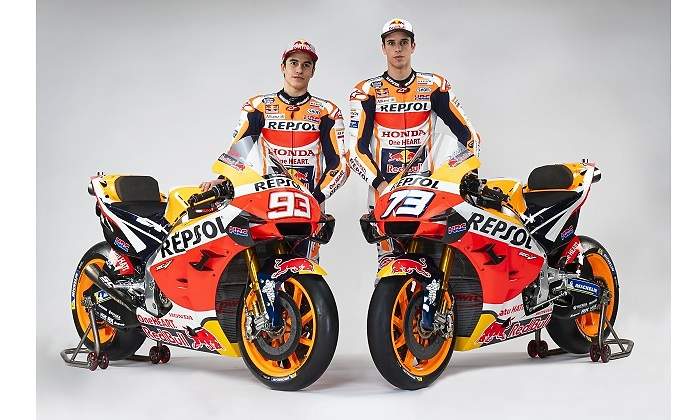 Los pilotos Marc y lex Mrquez durante la presentacin del equipo Repsol Honda de MotoGP