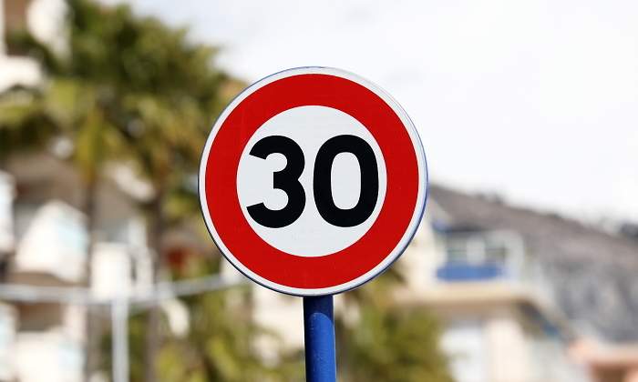 senal-30kmh-ciudad-dgt-dreamstime.jpg
