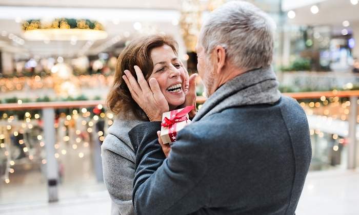 comprar-regalo-pareja-feliz-dreamstime.jpg