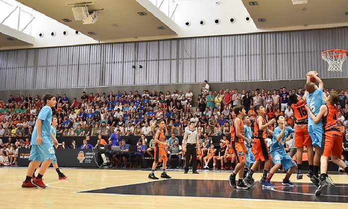 Nios de LAlqueria del Basket en un partido de baloncesto
