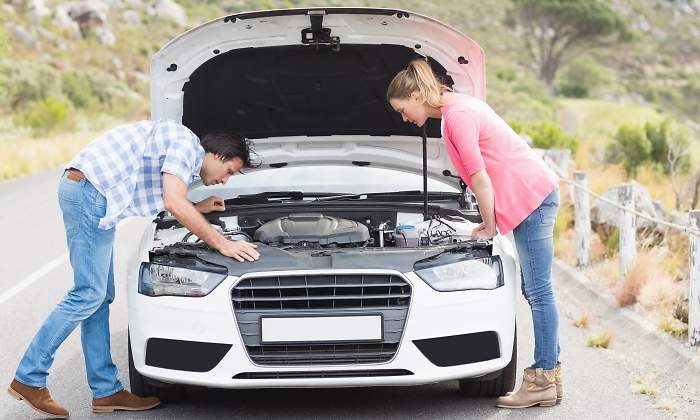 averia-coche-revision-dreamstime.jpg