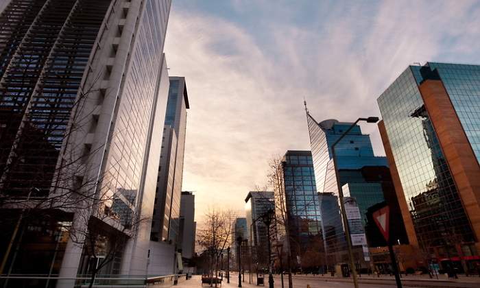 La avenida Apoquindo en Santiago de Chile al amanecer