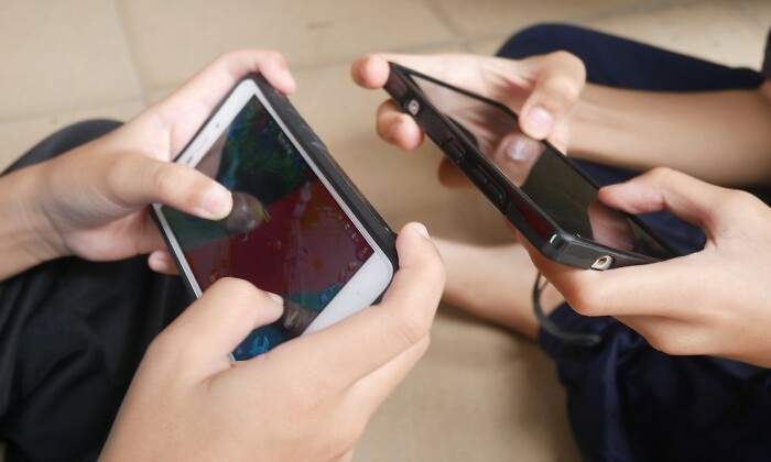 ninos-jugando-en-el-movil.jpg