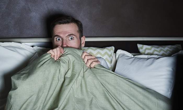 Hombre-ocultandose-con-el-edredon-iStock.jpg