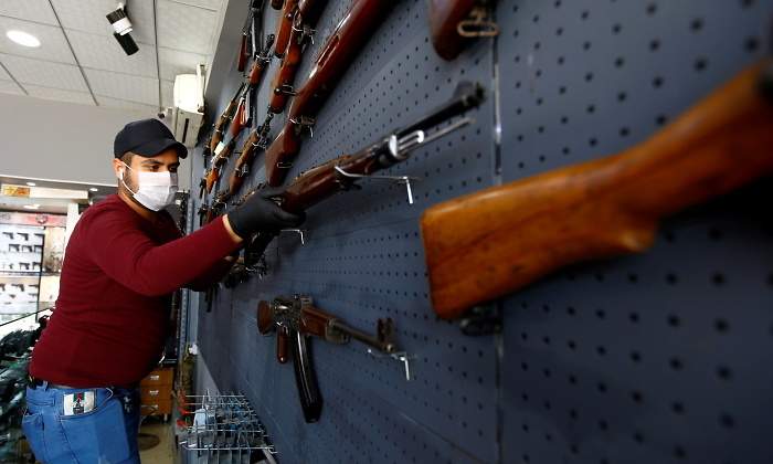 tienda-armas-covid-reuters.jpg