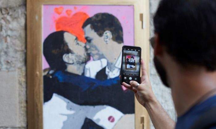 sanchez-iglesias-beso-grafiti-barcelona-efe.jpg