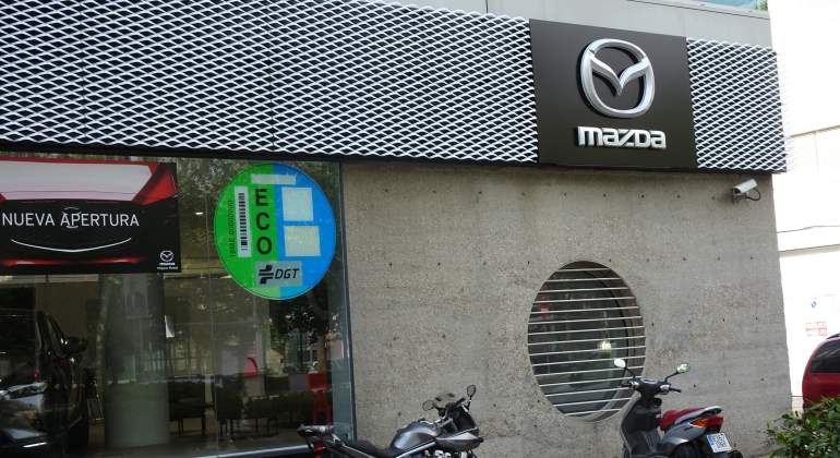 Anuncio de etiqueta ECO de la DGT en un concesionario de Mazda.