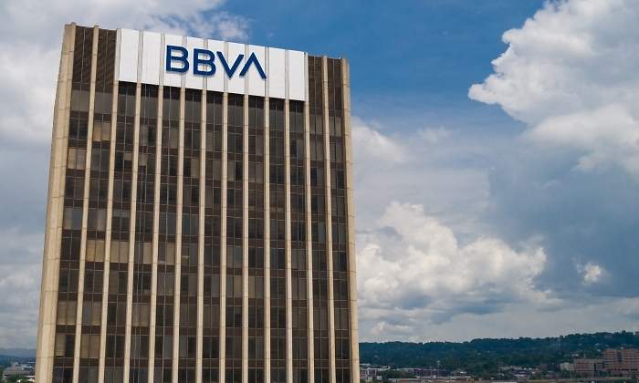 BBVA-logo-nuevo-edificio-rayas-cielo.jpg