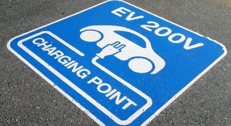 Señal de puesto de recarga de coches eléctricos.
