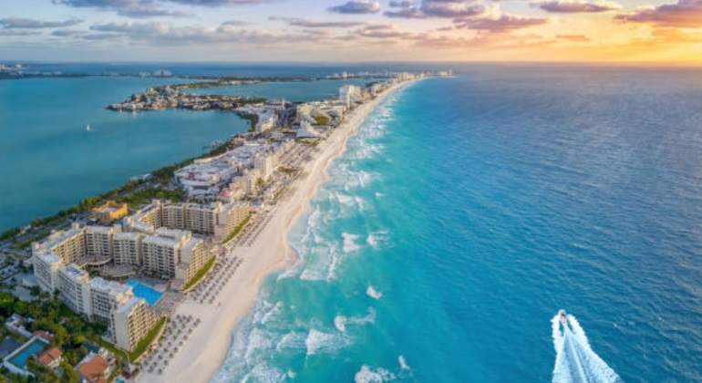 Baja por primera vez en 7 años llegada de turistas internacionales a Cancún Baja por primera vez en 7 años llegada de turistas internacionales a Cancún