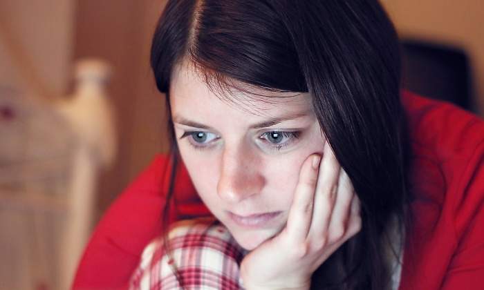 mujer-reflexiona-pantalla-ordenador-dreamstime.jpg