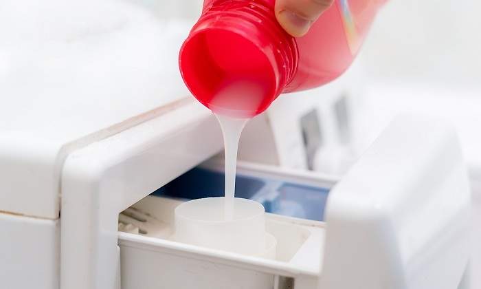 Persona-echa-detergente-en-una-lavadora-iStock.jpg