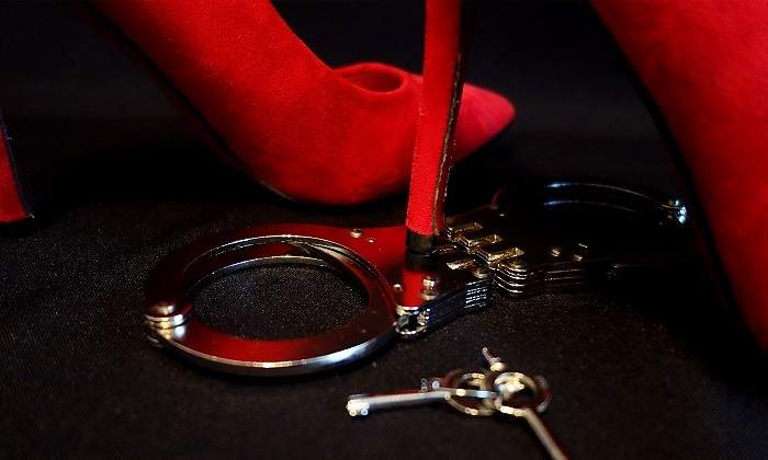 handcuffs-2086352_1920.jpg