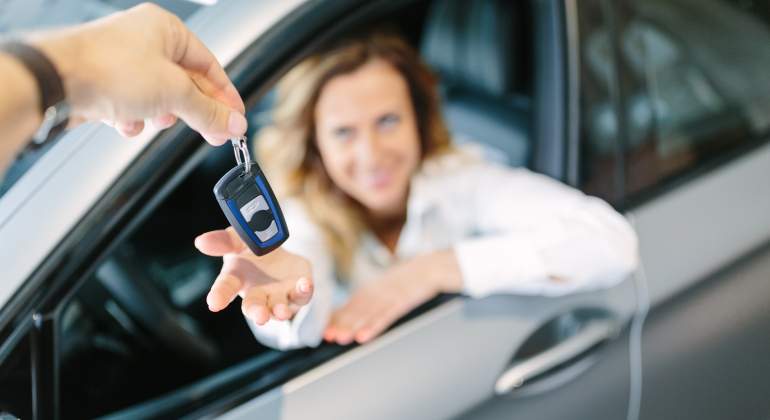 Compra de un coche por parte de una mujer.