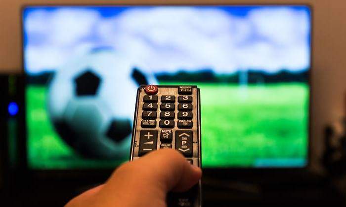 television-futbol-mando-770-dreamstime.jpg