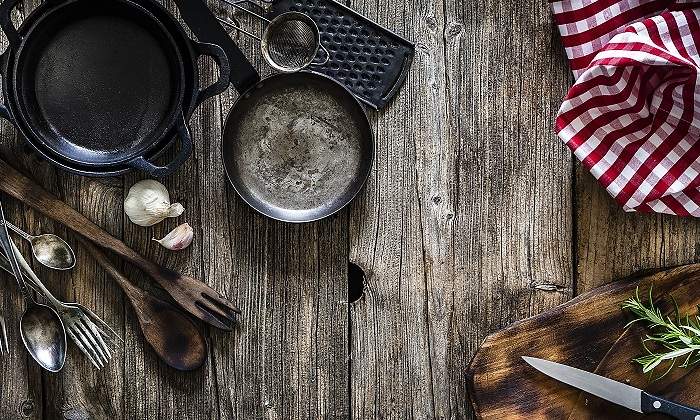 Conjunto-de-utensilios-de-cocina-sobre-una-tabla-iStock.jpg