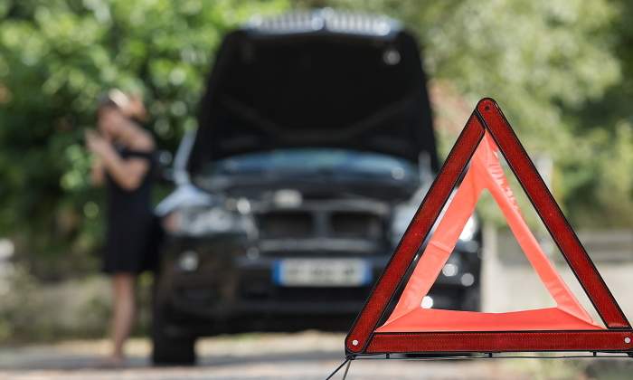 triangulo-emergencia-coche-dreamstime.jpg