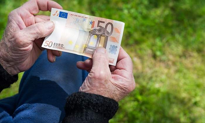 jubilado-billete-manos.jpg