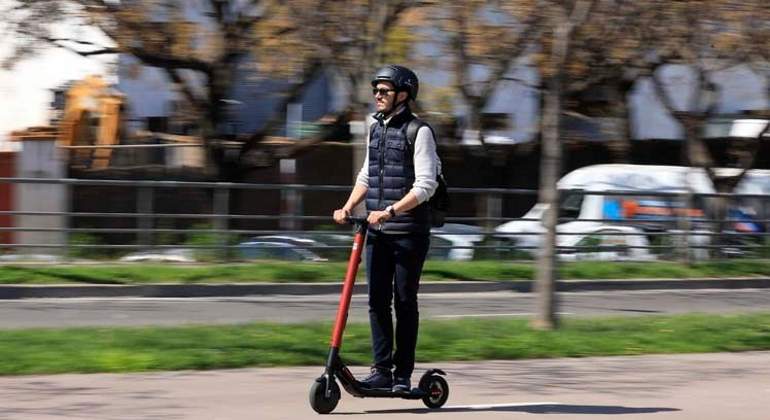 Jairo Borox en su patinete.