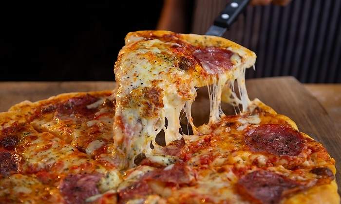 Sirviendo-pizza-iStock.jpg
