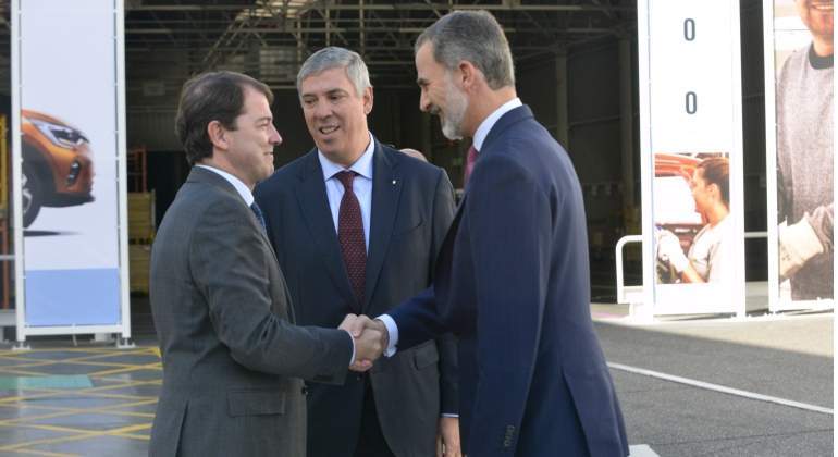 El Rey junto a José Vicente de los Mozos (en medio).