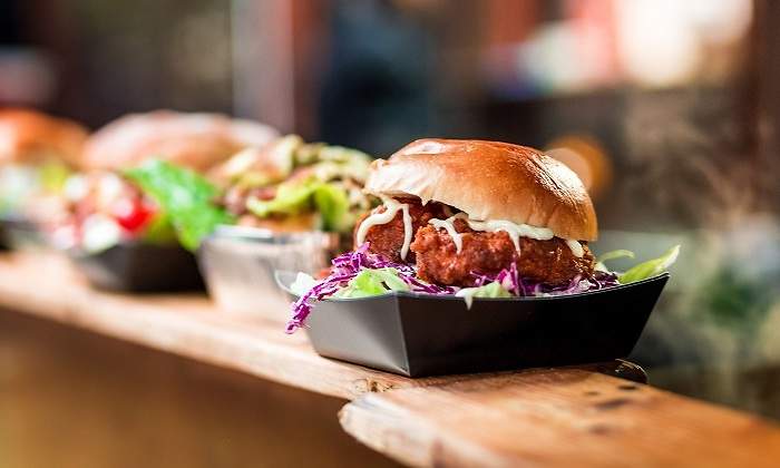 Comida-rapida-en-una-barra-de-restaurante-iStock.jpg