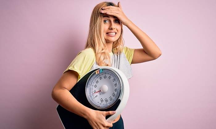 Una-chica-rubia-con-una-pesa-y-una-mano-en-la-cabeza-iStock.jpg