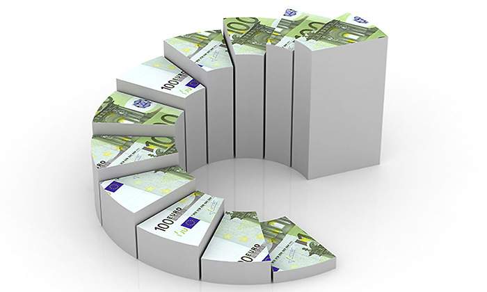 Escalera-de-billetes-de-euro-en-las-deudas-EE.jpg