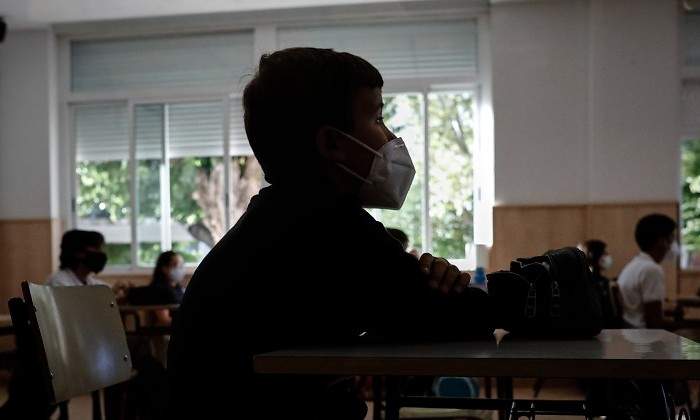 EuropaPress_3304291_nino_mascarilla_aula_colegio_privado_alameda_osuna_primer_dia_curso_escolar.jpg