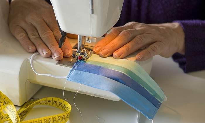 Mascarilla-con-maquina-se-coser-iStock.jpg
