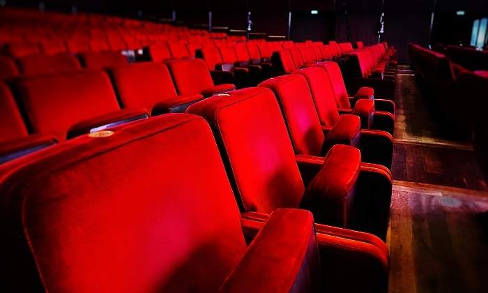 Una-sala-llena-de-butacas-rojas-iStock.jpg