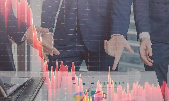 bolsa-caidas-hombres-senalan-istock.jpg
