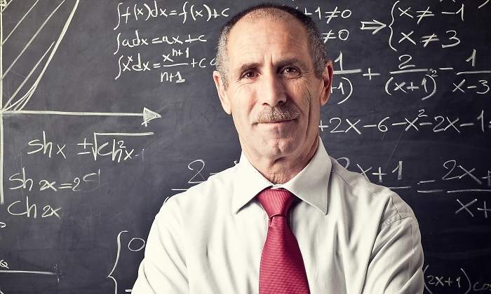 profesor-pizarra-dreamstime.jpg