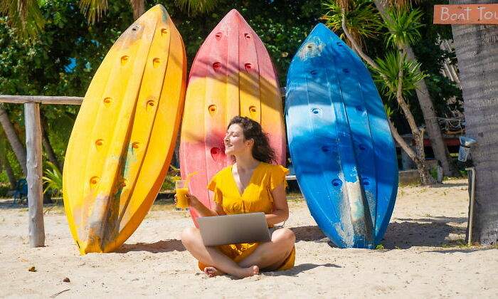 teletrabajo-playa-ordenador-paraiso-surf-770-dreamstime.jpg