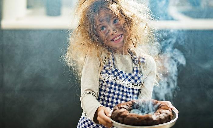 Una-ninas-con-la-cara-manchada-de-negro-y-un-pastel-quemado-iStock.jpg