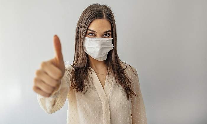 Mujer-con-el-pulgar-levantado-iStock.jpg